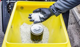 Winterdienststreuer WD 40 M2 wird gefüllt mit trockenen und feinen Salz
